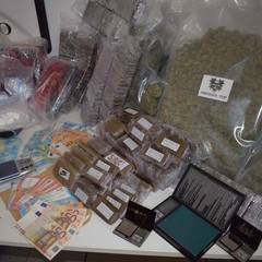 Armi, droga e soldi: incastrati in tre dopo il pedinamento della Polizia