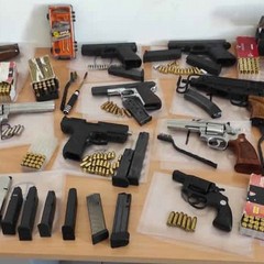 Armi, droga e soldi: incastrati in tre dopo il pedinamento della Polizia