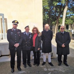Il Comandante dei carabinieri Filannino il presidente gruppo ANMI Martinucci Cinzia Marzella il sindaco Michele Sollecito lAmmiraglio de Pinto