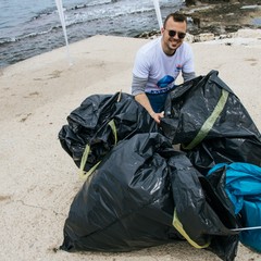 Il lungomare di Ponente ripulito dai volontari: 15 sacchi di rifiuti e tanta plastica