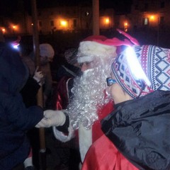 Santa Claus con i bimbi sulla banchina