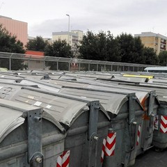 I vecchi bidoni al Palazzetto