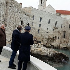 Con lo sfondo del borgo antico