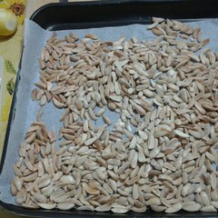 Le mandorle tagliate e tostate in forno