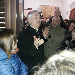 Mons. Cornacchia tra i fedeli