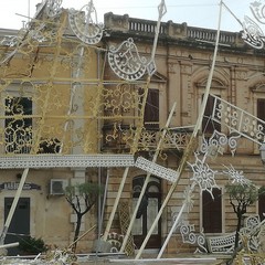 Luminarie distrutte ad Adelfia