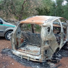 Cannibalizzate e bruciate, carcasse di auto scoperte a Giovinazzo