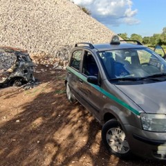 Cannibalizzate e bruciate, carcasse di auto scoperte a Giovinazzo