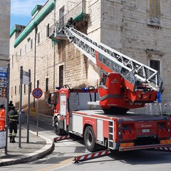 Un'altra tragedia sfiorata: si stacca un gattone dall'Ive, chiusa via Marconi
