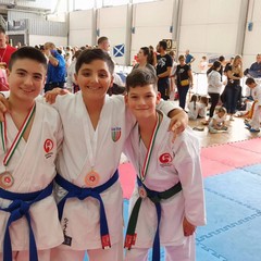 I karateki della Shinjukan Dojo fanno il pieno di medaglie: ben 57!