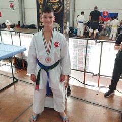 I karateki della Shinjukan Dojo fanno il pieno di medaglie: ben 57!