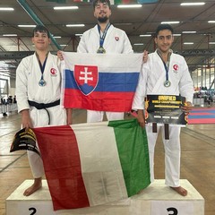 I karateki della Shinjukan Dojo fanno il pieno di medaglie: ben 57!