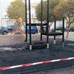 Fiamme in piazzetta Iacobellis: distrutta l’area giochi per bambini