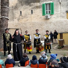 Il banditore con le scolaresche