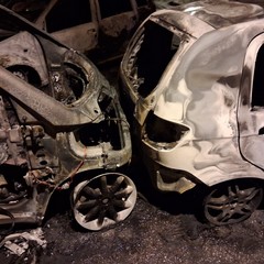 Incendio distrugge quattro auto: il rogo parte da una, poi l'effetto domino
