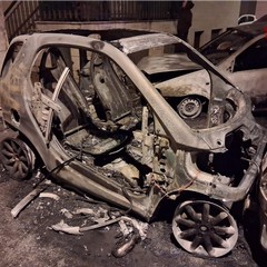 Incendio distrugge quattro auto: il rogo parte da una, poi l'effetto domino