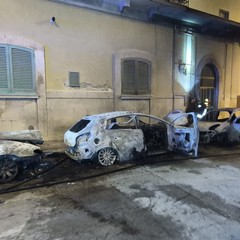 Fiamme nella notte: distrutte due auto, danneggiata una terza