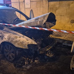 Fiamme nella notte: distrutte due auto, danneggiata una terza