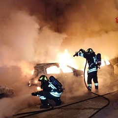Fiamme nella notte: distrutte due auto, danneggiata una terza