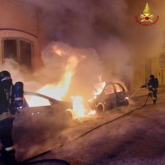 Fiamme nella notte: distrutte due auto, danneggiata una terza
