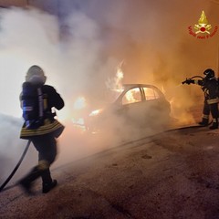 Fiamme nella notte: distrutte due auto, danneggiata una terza