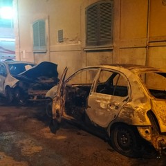 Fiamme nella notte: distrutte due auto, danneggiata una terza