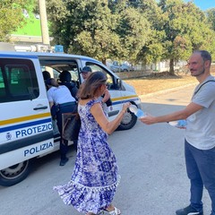 Caldo intenso a Giovinazzo, distribuite bottigliette d'acqua al mercato settimanale