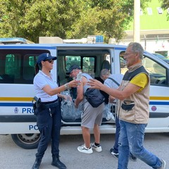 Caldo intenso a Giovinazzo, distribuite bottigliette d'acqua al mercato settimanale