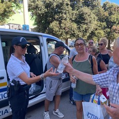Caldo intenso a Giovinazzo, distribuite bottigliette d'acqua al mercato settimanale