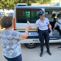 Caldo intenso a Giovinazzo, distribuite bottigliette d'acqua al mercato settimanale