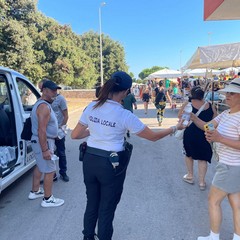 Caldo intenso a Giovinazzo, distribuite bottigliette d'acqua al mercato settimanale