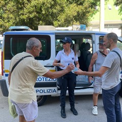 Caldo intenso a Giovinazzo, distribuite bottigliette d'acqua al mercato settimanale
