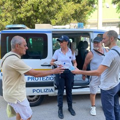 Caldo intenso a Giovinazzo, distribuite bottigliette d'acqua al mercato settimanale