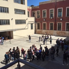 Studenti radunati in cortile