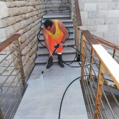Pulizia della scaletta di Levante