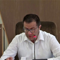 Alfonso Arbore legge il suo saluto all'assise