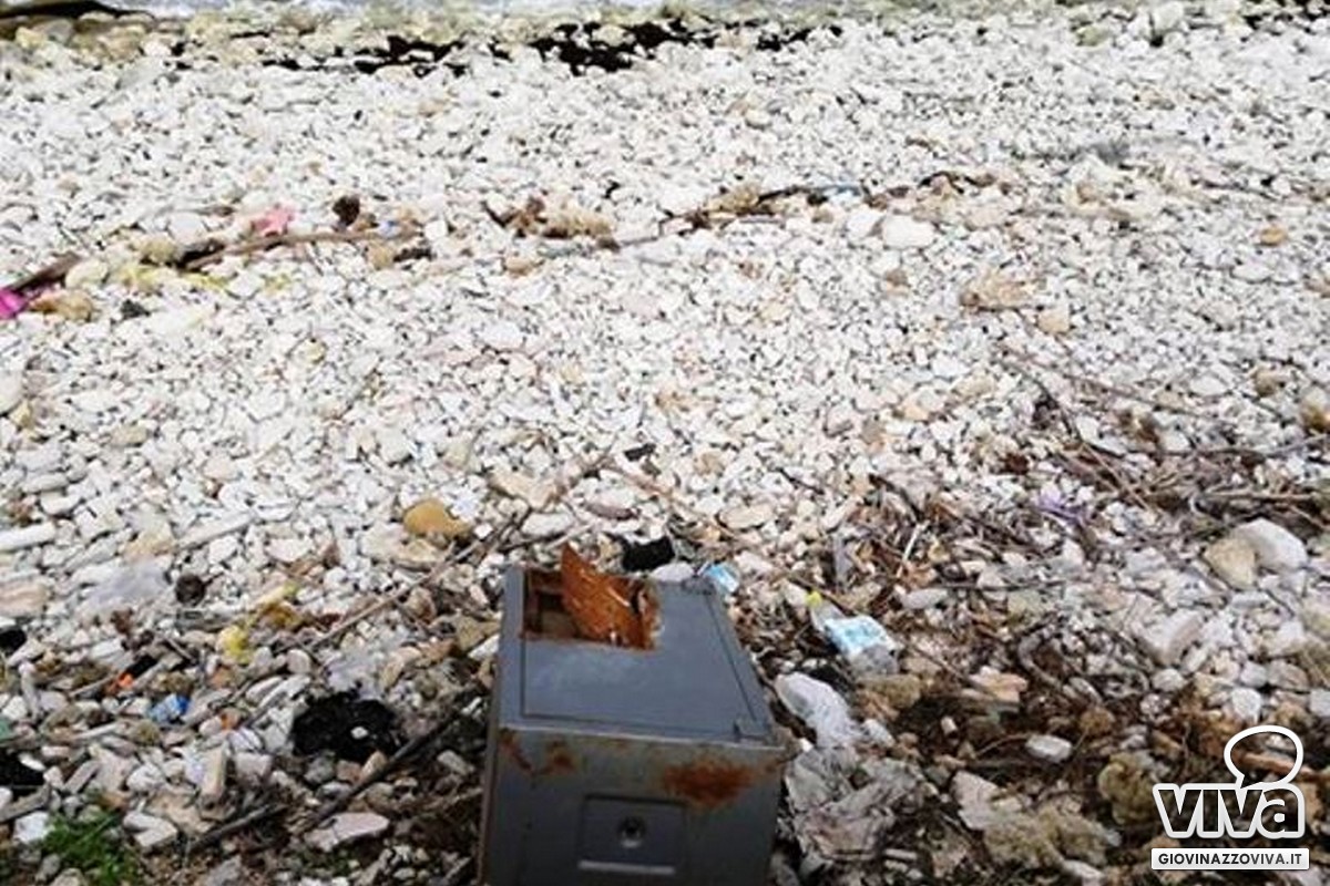 Cassaforte tagliata abbandonata in spiaggia