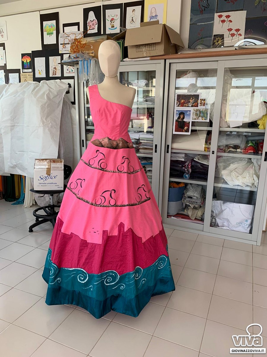 L'abito rosa cucito dalla studentessa del "Vespucci"