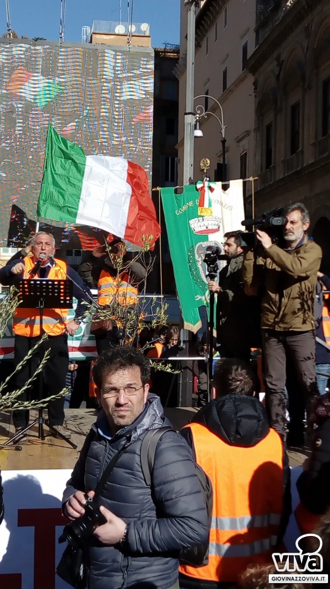 Il gonfalone di Giovinazzo con i gilet arancioni