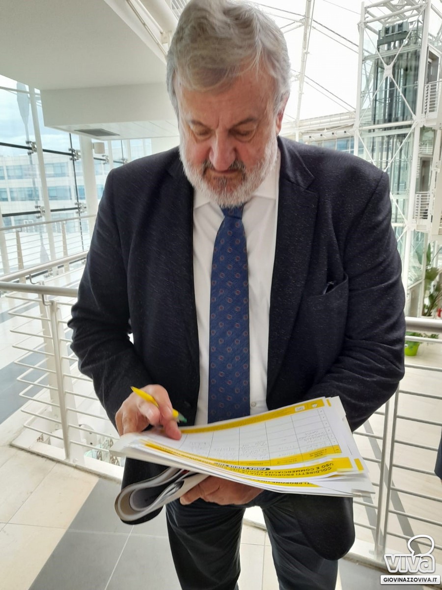La firma di Michele Emiliano