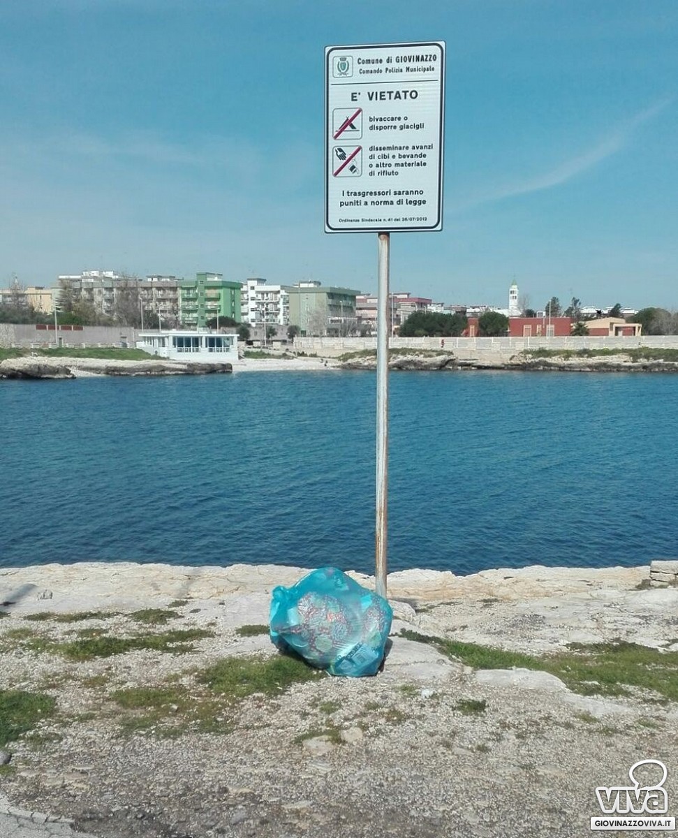 Rifiuti abbandonati sulla costa