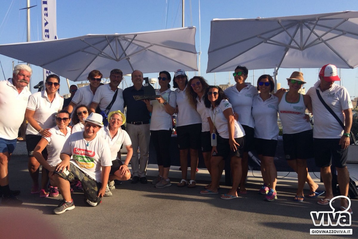 Le ragazze posano col trofeo