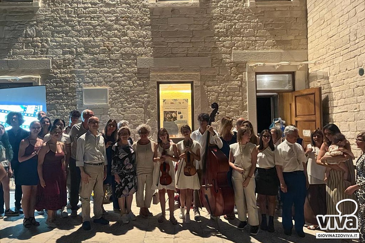 Foto di gruppo con il Vescovo Cornacchia