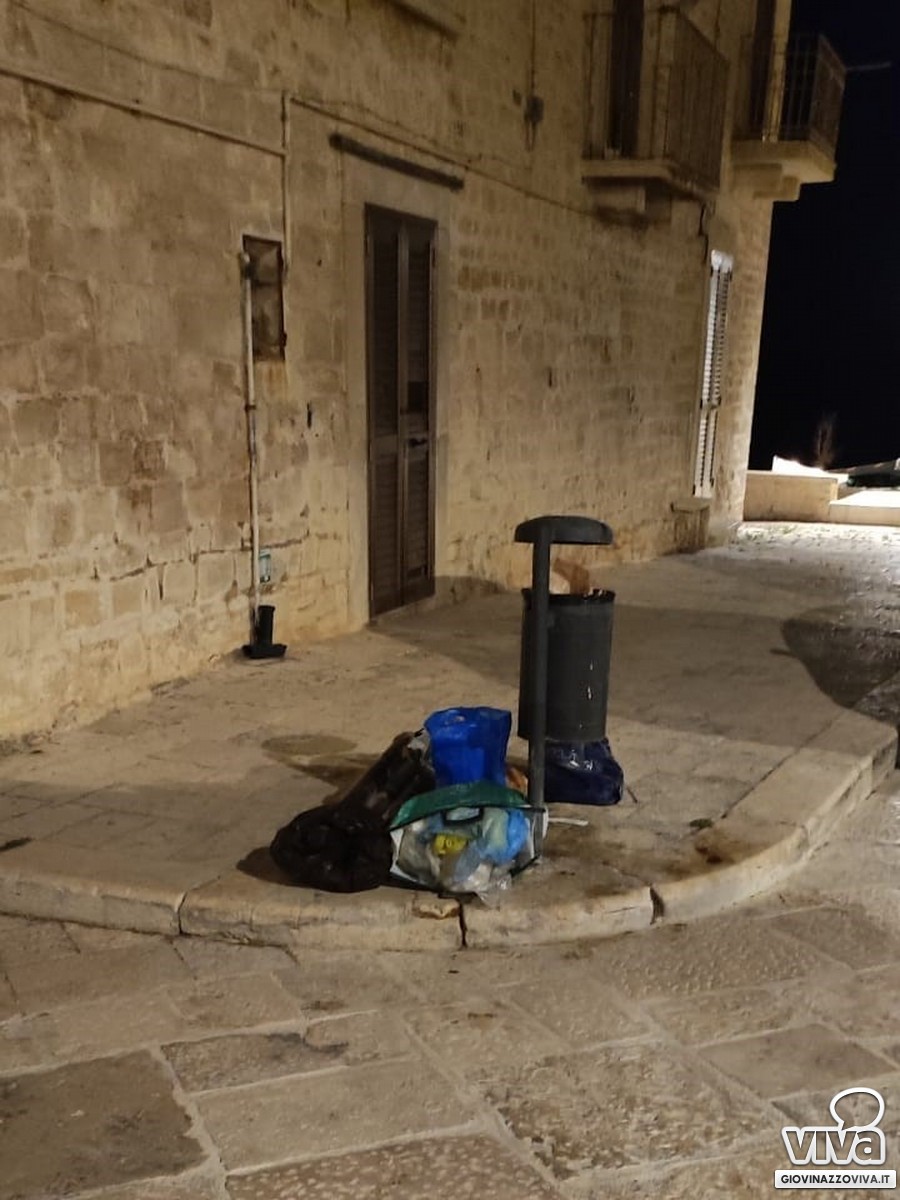Rifiuti in via Madonna degli Angeli