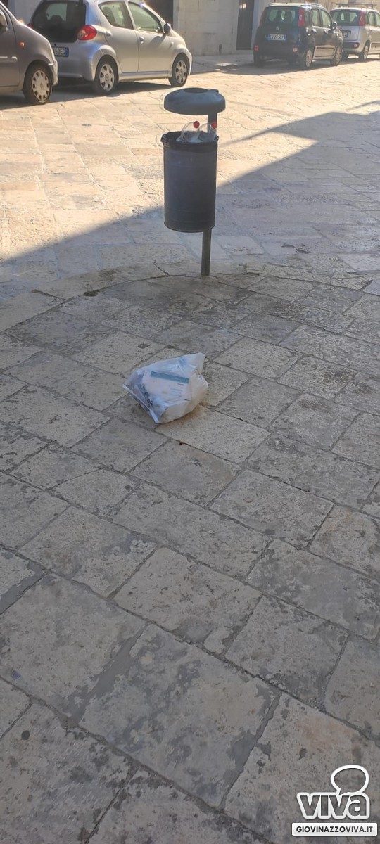 Rifiuti in via Madonna degli Angeli