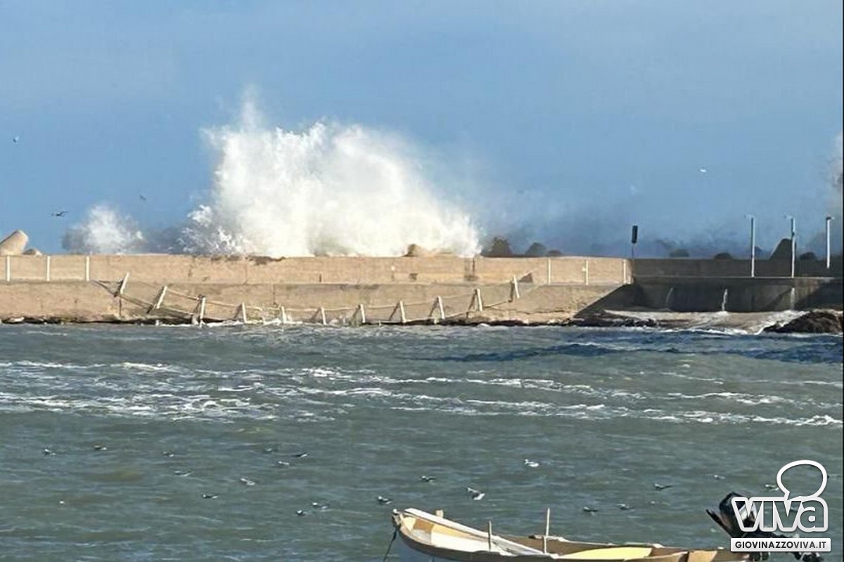 Mareggiata sul molo di Levante - distruzione balaustra