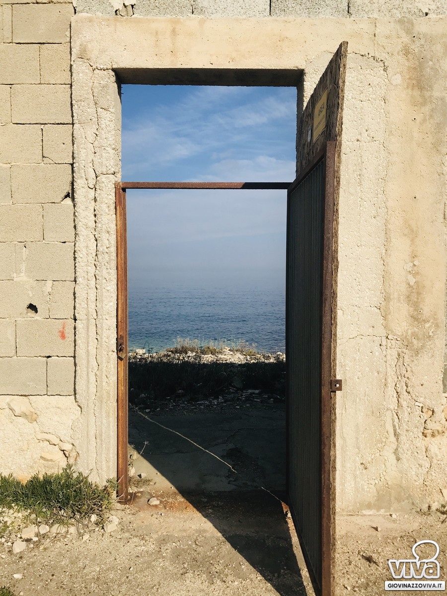 Degrado a pochi passi dal mare