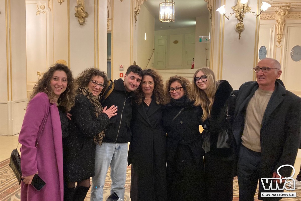 Mattia con parenti ed amici nel foyer del Petruzzelli
