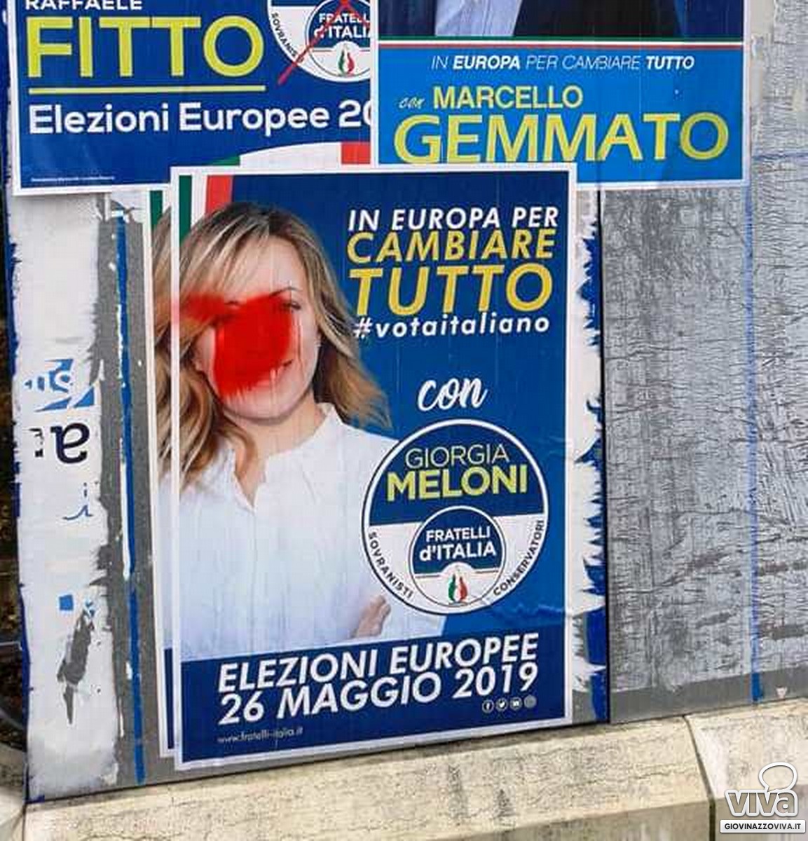 Spray rosso sul volto di Giorgia Meloni