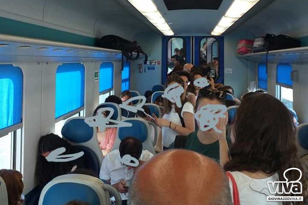 Pendolari stipati sui treni regionali